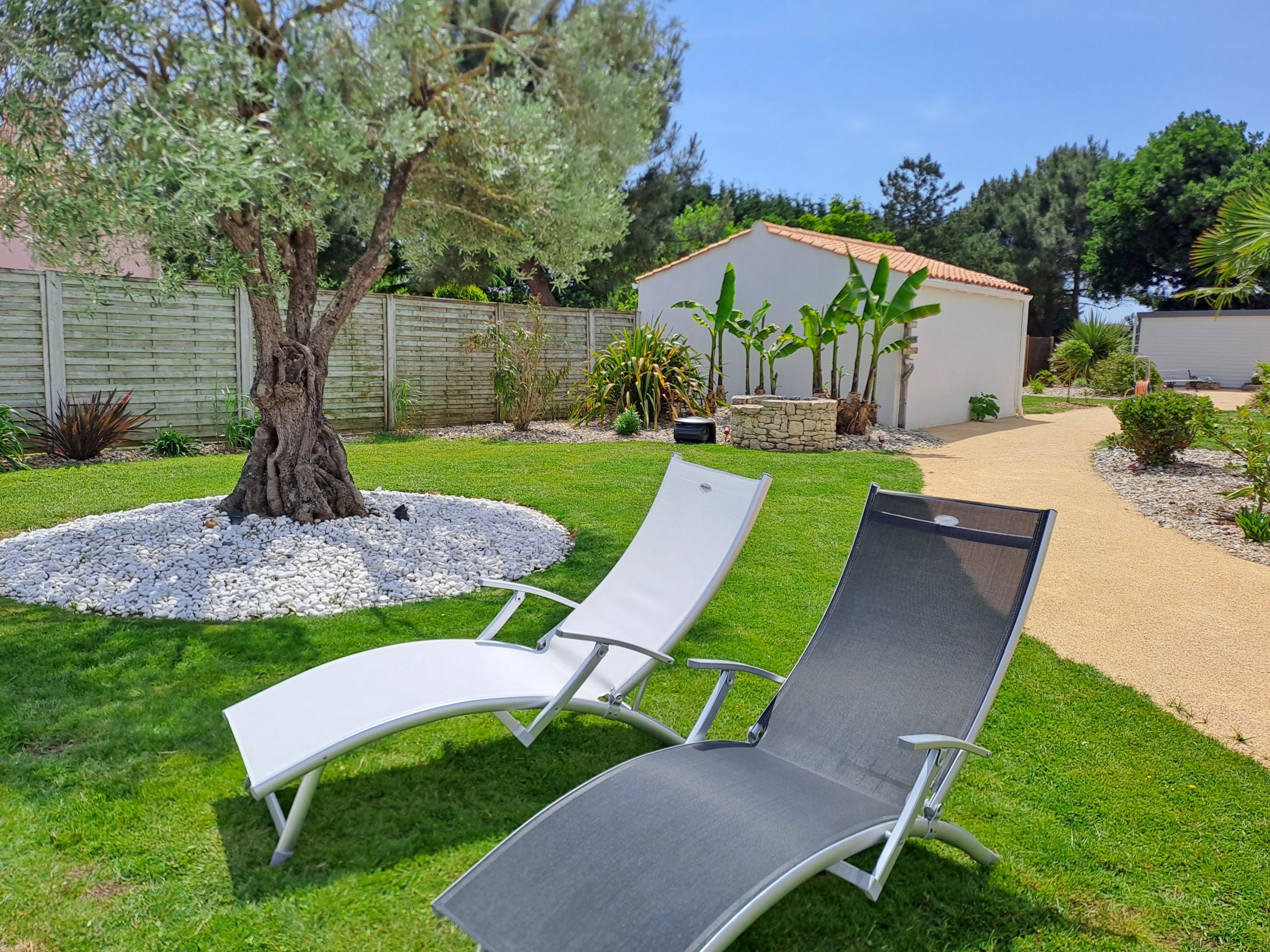 Vue panoramique sur le jardin paisible et environnement calme propice à la détente en [Vendée]