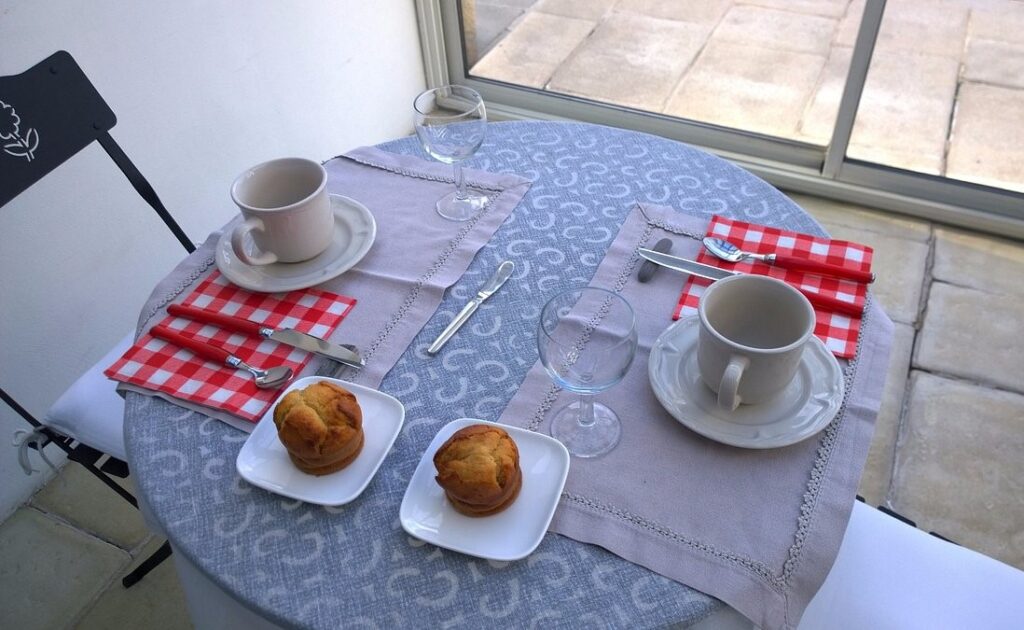 Petit-déjeuner fait maison avec produits locaux et confitures artisanales en chambre d'hôtes à [Les Sables d'Olonne]